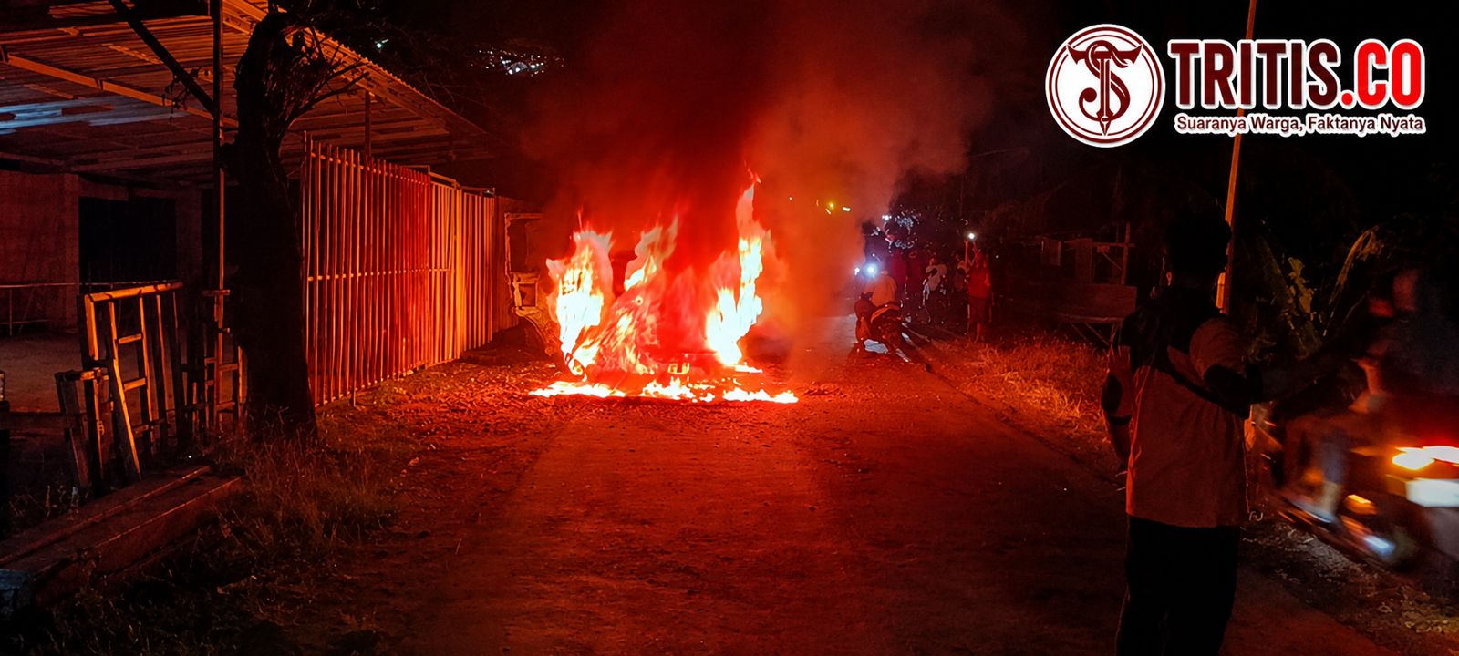 Mobil Travel Hangus Terbakar di Jembatan Sumosari Batealit Usai Antar Wisata Religi