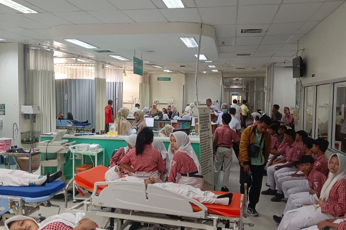 kasih keterangan dibawah : Puluhan siswa dilarikan ke RSUD RAA Soewondo Pati usai mengalami keluhan kesehatan setelah menyantap makanan dalam program Makan Bergizi Gratis (MBG), Rabu (9/9/2026). Mereka makan MBG pada hari Selasa (8/9/2026), namun baru terasa sakit perut pada malam hari hingga Rabu (9/9/2026). (KOMPAS.com/ Kafi)