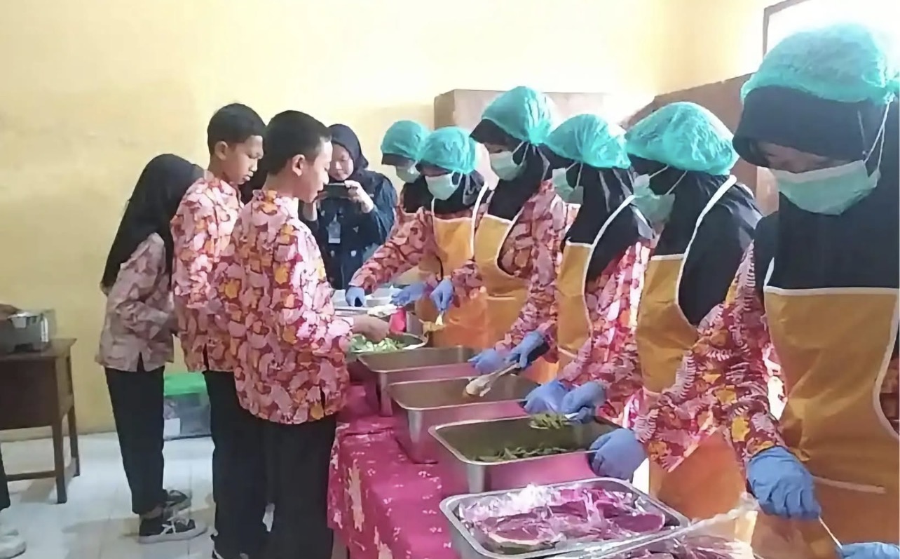 Siswa Jadi Pramusaji MBG, Aktivis Pendidikan Soroti Beban dan Hak Istirahat Anak
